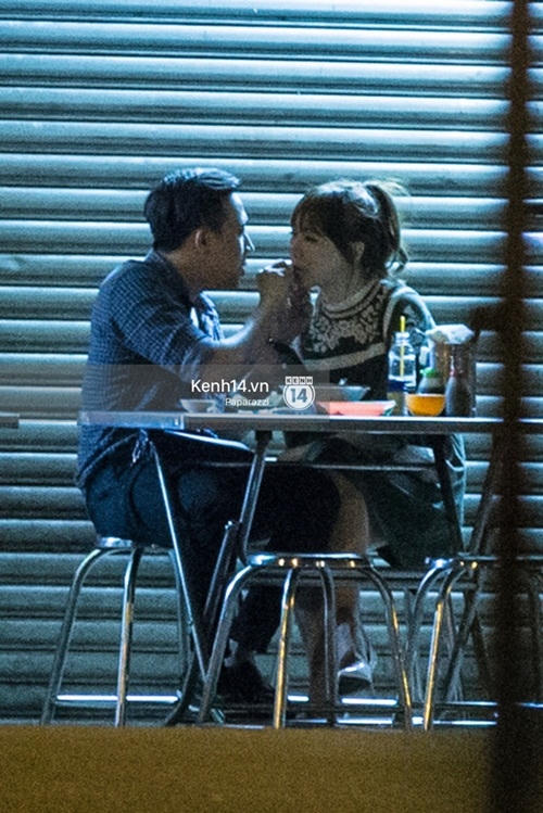 Hari Won ghé sát vào tai Trấn Thành thì thầm.