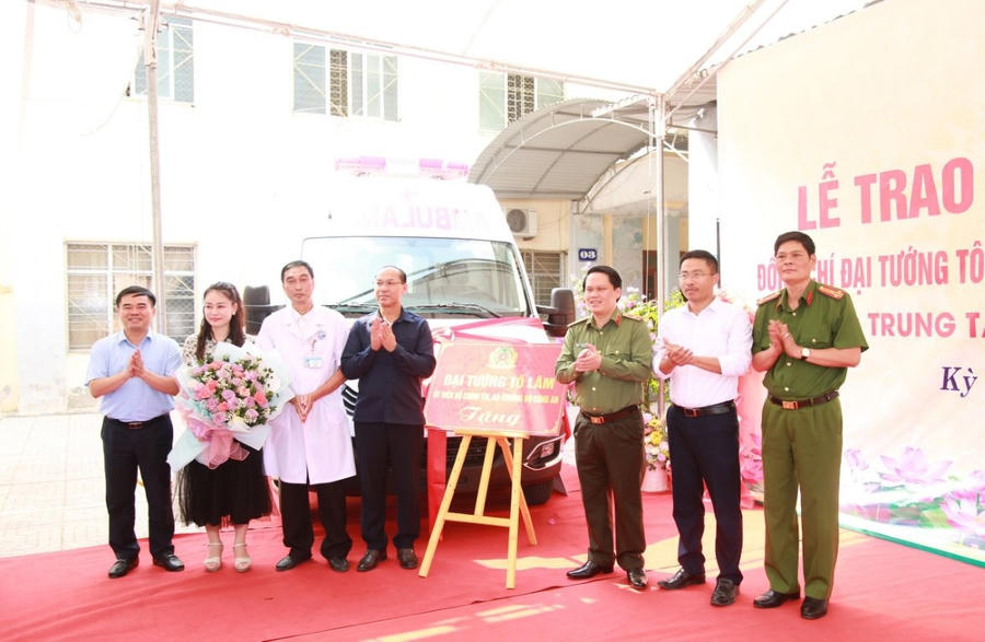 Thừa ủy quyền của Bộ trưởng Bộ Công an, Thiếu tướng Bùi Quang Thanh, Giám đốc Công an tỉnh Nghệ An trao xe cứu thương tặng Trung tâm y tế huyện Kỳ Sơn. (Ảnh: Công an tỉnh Nghệ An)