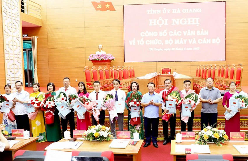 Bí thư Tỉnh ủy Hầu A Lềnh; Phó Bí thư Thường trực Tỉnh ủy, Chủ tịch HĐND tỉnh Thào Hồng Sơn; Phó Bí thư Tỉnh ủy, Chủ tịch UBND tỉnh Phan Huy Ngọc trao quyết định, tặng hoa chúc mừng Ban chấp hành, Ban thường vụ và các chức danh tại xã Vị Xuyên mới.