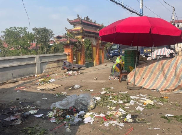 Trước cổng nghĩa trang liệt sĩ xã Đông Tảo là rác thải, tập kết rau củ, ô, bạt gây mất mỹ quan, xâm phạm chốn tâm linh.
