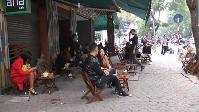 Nhiều vỉa hè tại Hà Nội bị các cơ sở kinh doanh chiếm dụng.