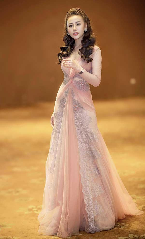 Sau thành công của "Quỳnh Búp Bê", Phương Oanh nhận được nhiều lời mời đóng quảng cáo. Tại một sự kiện gần đây, người đẹp ghi điểm với lối trang điểm nhẹ nhàng và kiểu tóc đuôi ngựa chải mái phồng, uốn xoăn đuôi, kết hợp với váy đuôi cá ren màu hồng.