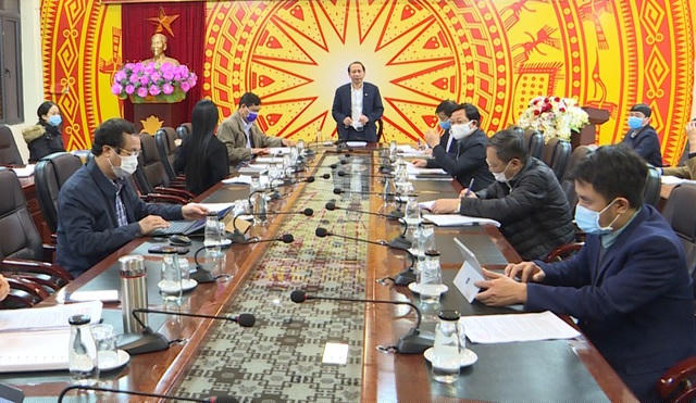 Ông Trần Đức Quý - Phó chủ tịch UBND tỉnh Hà Giang họp với huyện Xín Mần để bàn phương án chống dịch Covid-19, đêm 5/2 (Ảnh: Tuấn Quỳnh).