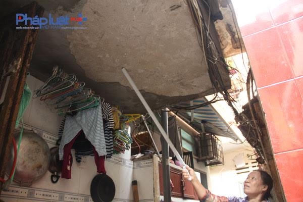 Cả mảng tường trên trần nhà bị boc tróc.