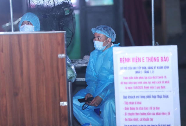 Để bảo đảm công tác phòng ngừa lây nhiễm trong bệnh viện và cộng đồng, Tiểu ban Điều trị, Cục Quản lý Khám, chữa bệnh đề nghị Giám đốc Bệnh viện E nghiêm túc tuân thủ nguyên tắc quản lý, cách ly triệt để người bệnh, người tiếp xúc với ca bệnh dương tính, thực hiện đầy đủ các biện pháp phòng hộ, kiểm soát nhiễm khuẩn, tránh lây nhiễm cho cán bộ y tế, người bệnh và cộng đồng.