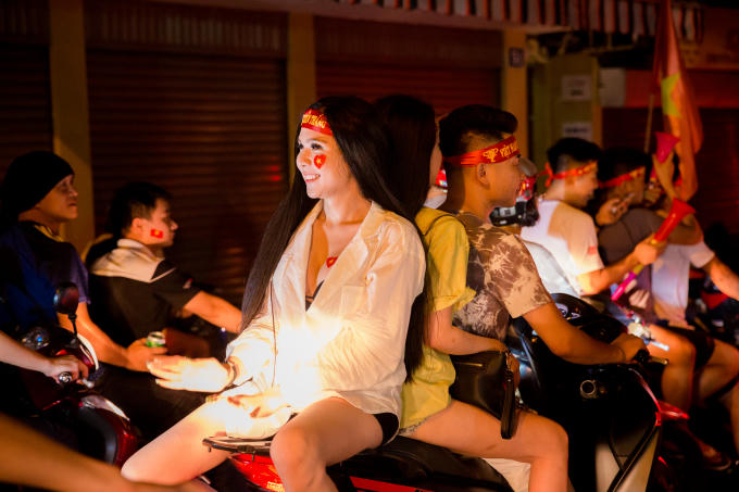 Một fan nữ hào hứng “đi bão” cùng hội CĐV.