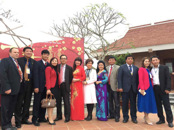 Lãnh đạo công ty Sao Thái Dương chụp ảnh cùng Kiều bào.