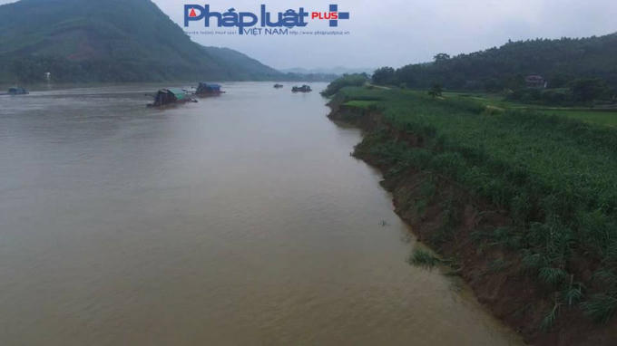 Hiện trường nơi bắt giữ hàng loạt tàu cuốc (Ảnh : Tiến Vũ)