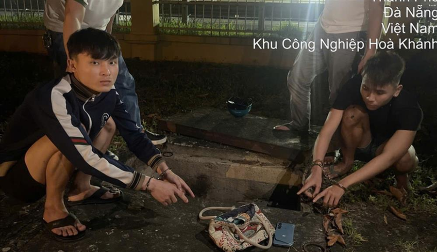 Hai đối tượng bị bắt giữ cùng tang vật. Ảnh BCA