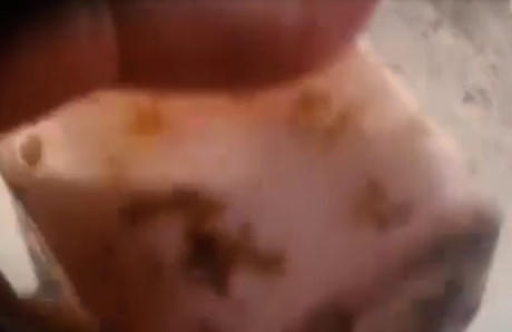 Dạo quanh một vòng bên trong, nhóm phóng viên còn phát hiện được một lọ bột màu trắng đã cáu bẩn. Ảnh: ANTV.