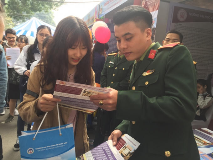 Các bạn học sinh tỏ ra rất hào hứng khi xem thông tin.