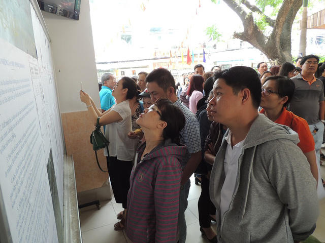 Phụ huynh rất nặng lòng, tâm tư với nhiều khoản "phí" trong trường học (Ảnh minh họa)