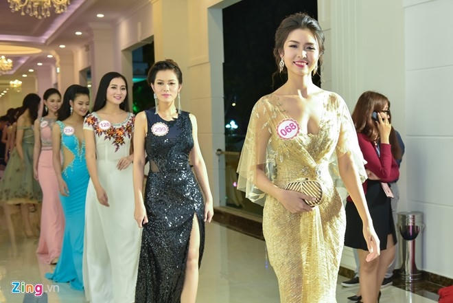 30 người đẹp nổi bật trong những bộ cánh dạ hội của các nhà thiết kế Việt tiến về địa điểm tổ chức sự kiện.