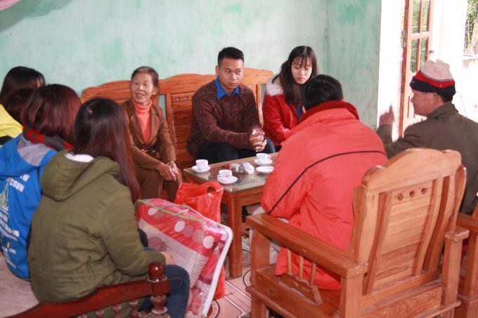 Ca sĩ Trần Trung Đức cùng các bạn sinh viên Phú Thọ đi trao quà cho gia đình chính sách tại xã Địch Quả huyện Thanh Sơn. Đây là một trong 30 gia đình chính sách tại bản người Dao xã Địch Quả, ông từng tham gia chiến dịch năm 1968, sau khi từ chiến trường trở về ông bắt đầu có triệu chứng thương tật ảnh hưởng từ chiến tranh. Tuy nhiên, gia đình ông không được hưởng bất kì chính sách nào từ chính quyền.