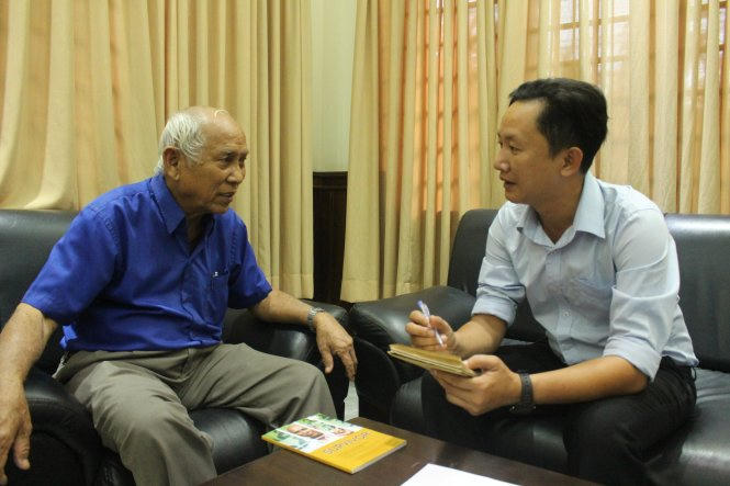 Ông Chum May - một trong những tù nhân S21 còn sống sót - trò chuyện với phóng viên Tuổi Trẻ ở Phnom Penh - Ảnh: Chanh Tuy