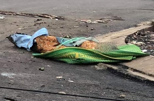 Thi thể nạn nhân được bọc trong chiếu.