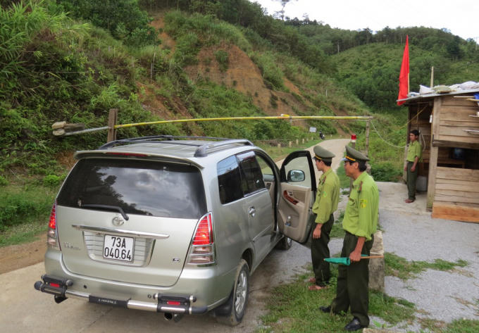 Lực lượng chốt kiểm tra liên ngành Hóa Sơn đang kiểm tra một phương tiện ra khỏi địa bàn.