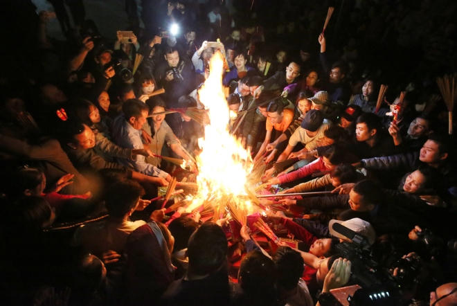 Người lớn, trẻ con, thanh niên, người già lao vào đống lửa.