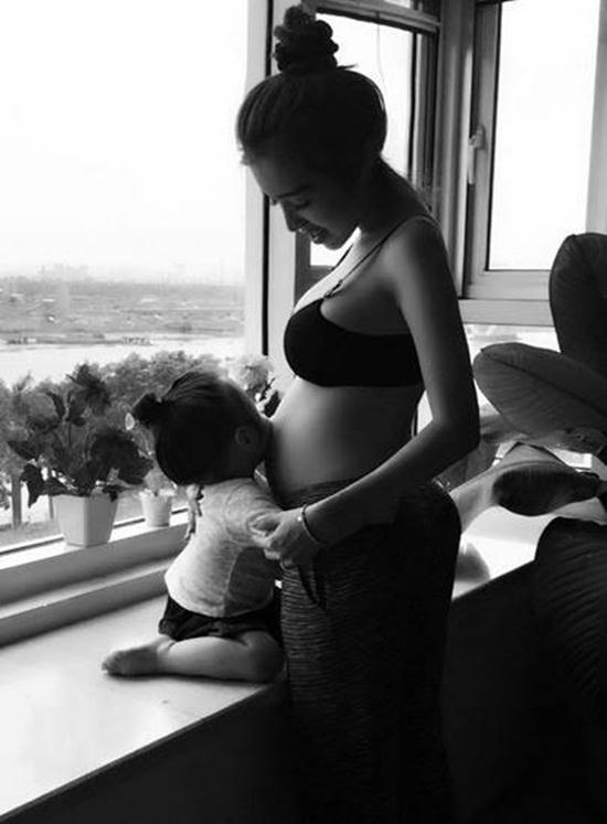 Hình ảnh Elly Trần mang bầu lần 2 phá tan nghi ngờ  cô nhờ người mang thai hộ.
