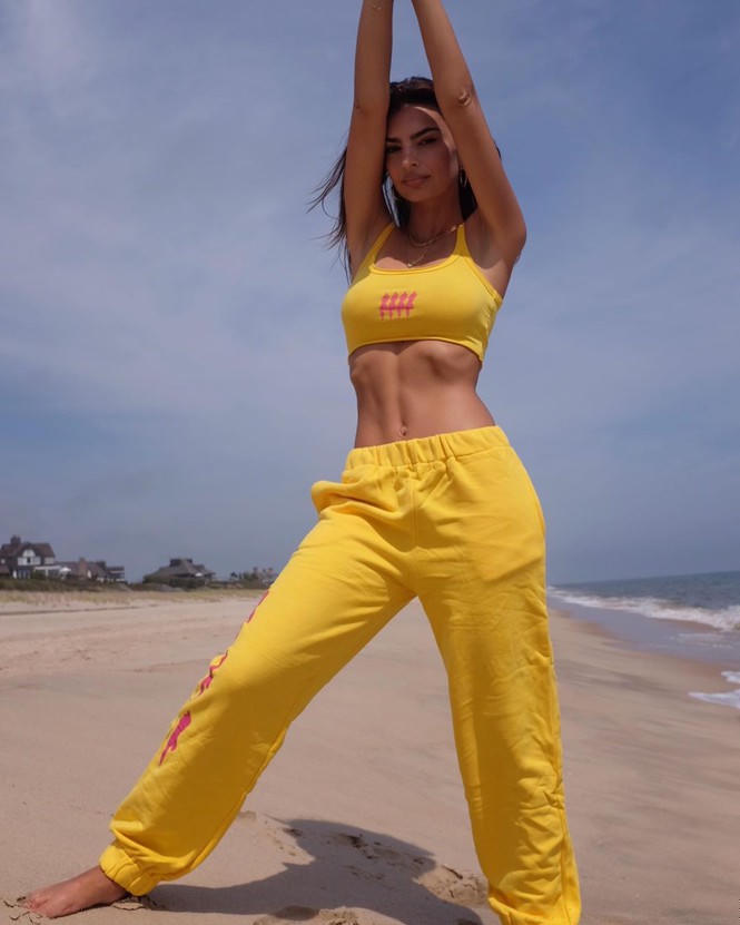 Emily Ratajkowski eo thon chân dài xuống phố - ảnh 7
