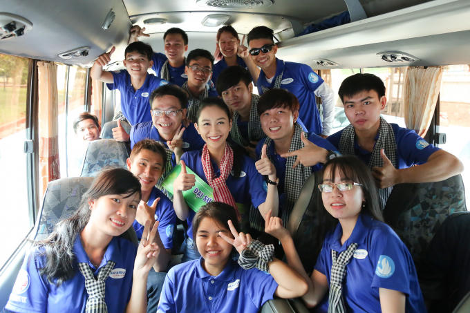 H&agrave; Thu đội mưa tới dự Lễ ra qu&acirc;n &ldquo;M&ugrave;a h&egrave; xanh 2017&rdquo;