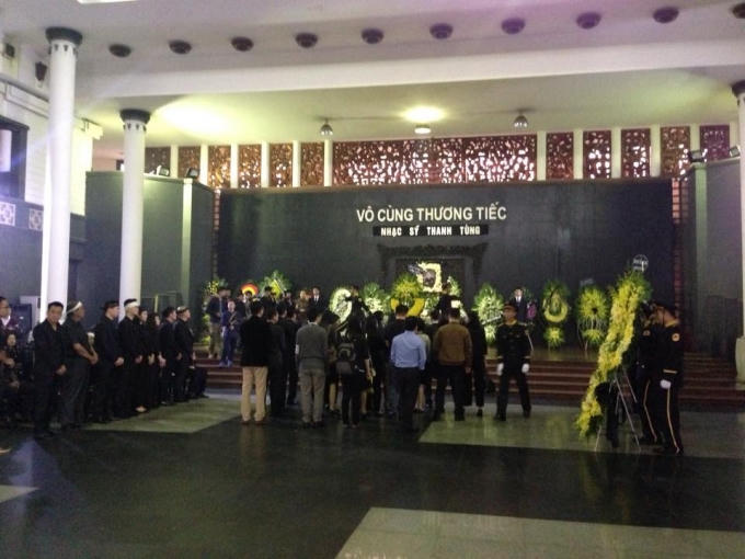 Đúng 8g sáng ngày 22-3, tại Nhà tang lễ Bộ quốc phòng (số 5, Trần Thánh Tông, Hà Nội), BTC thông báo chương trình lễ tang, và đọc tiểu sử nhạc sĩ Thanh Tùng. Ảnh H.T.Long