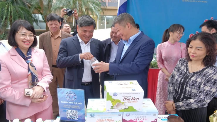Lãnh đạo Bộ Nông nghiệp và Môi trường, UBND thành phố Hà Nội thăm gian hàng bên lề Hội nghị.