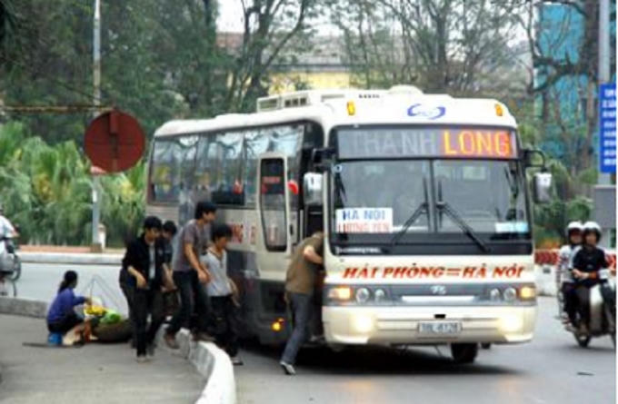 Xe khách chèo kéo bắt khách dọc đường.