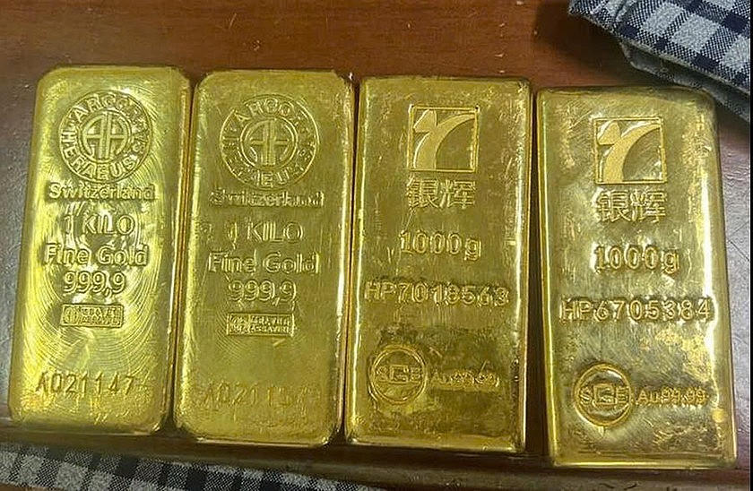 4 thỏi vàng có tổng trọng lượng 4 kg đang được Phạm Thị Vân Anh vận chuyển qua cửa khẩu thì bị bắt giữ.