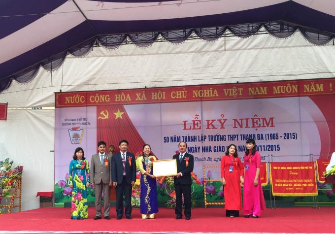 Đồng chí Hà Kế San trao bằng khen của Thủ tướng Chính phủ cho Ban giám hiệu nhà trường.