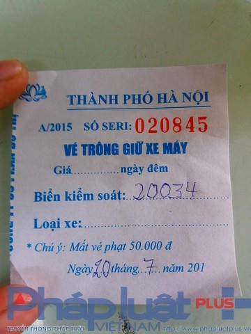 Sau khi khách gửi xe, người gửi sẽ được nhân viên tại đây cung cấp cho một tờ vé xe, tuy nhiên các thông tin về doanh nghiệp, cá nhân tổ chức trông giữ xe,  mức giá vé đều không có.