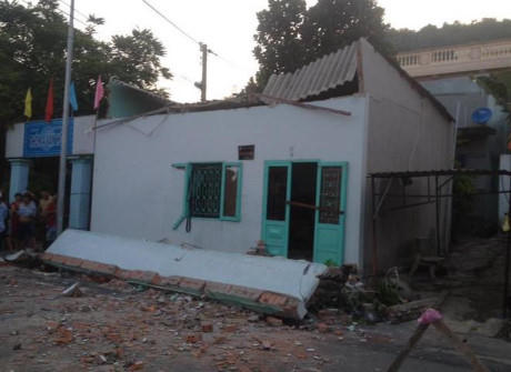 Khoảng 15h30 ngày 30/7, 3 phụ nữ cùng 1 bé trai đang ngồi ở ban công một tòa nhà tại thôn 4, xã Long Sơn, TP.Vũng Tàu, tỉnh Bà Rịa - Vũng Tàu thì bất ngờ bị ban công đổ sập, đè thương vong.