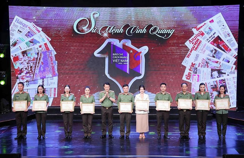Bộ trưởng Lương Tam Quang trao Bằng khen tặng các nhà báo có thành tích xuất sắc trong công tác tuyên truyền và đạt giải A trong các giải thưởng báo chí toàn quốc. Ảnh: BCA.