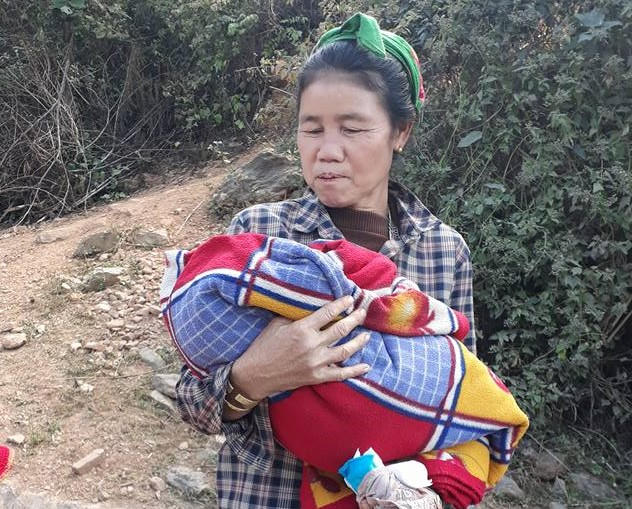 Người thân sản phụ vui mừng khi đã vượt cạn thành công nhờ sự giúp đỡ của các cô giáo mà mẹ tròn con vuông.