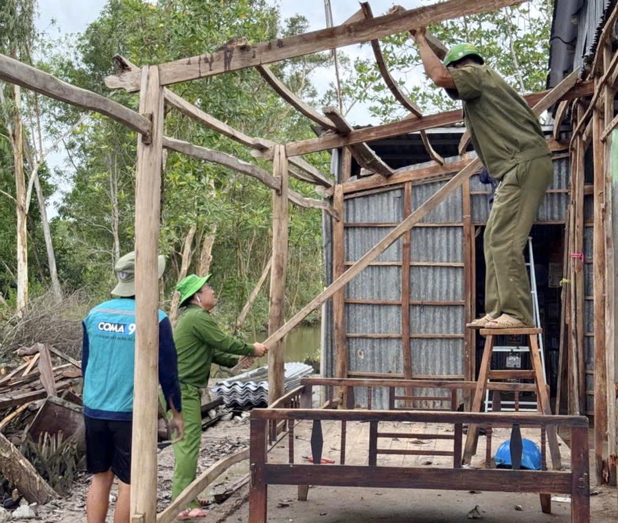 Lực lượng Công an xã Trí Phải cùng đoàn viên thanh niên, Tổ bảo vệ ANTT tích cực hỗ trợ tháo dỡ nhà cho Hội viên hội Cựu CAND.