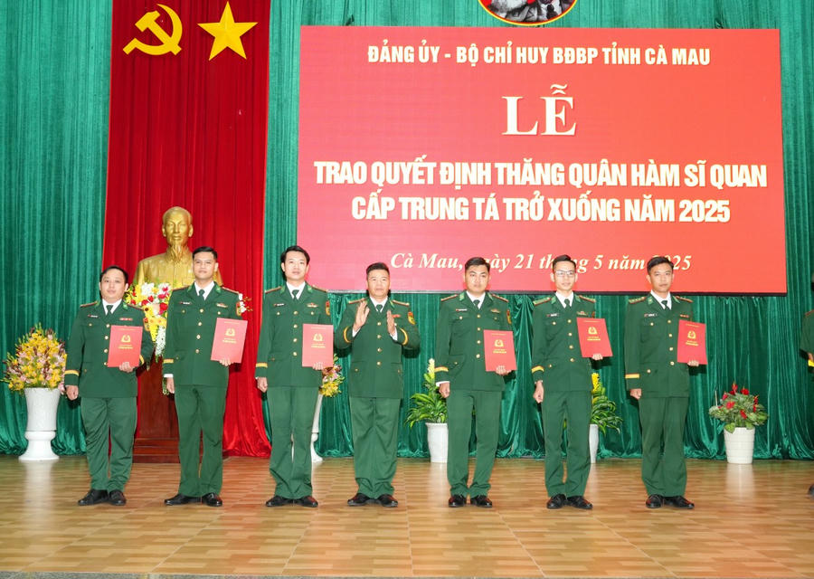 Đại tá Lê Đình Sơn - Phó Chỉ huy trưởng kiêm Tham mưu trưởng BĐBP tỉnh Cà Mau, trao quân hàm cho sĩ quan cấp Trung úy lên Thượng úy.