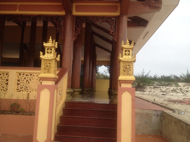 Cửa phụ ra vào cũng được chạm khắc khá tinh tế.