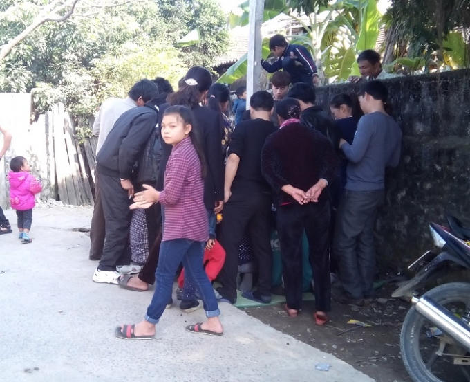 Một điểm đánh bạc bằng hình thức “xóc đĩa” tại xóm giáo (Diễn Bích, Diễn Châu, Nghệ An).