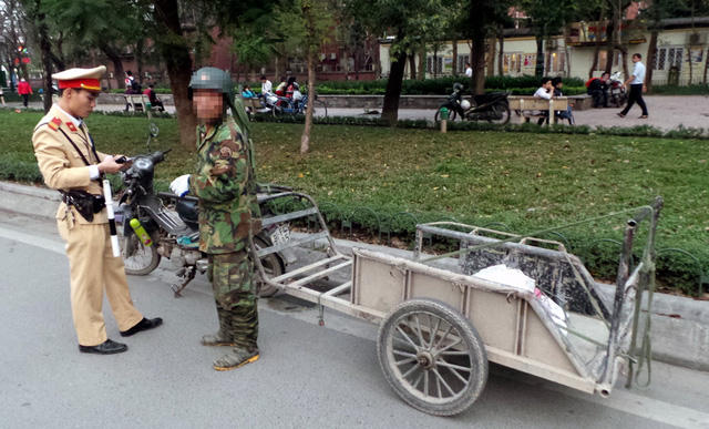 Nhiều trường hợp vi phạm giao thông, gây nguy hiểm cho các phương tiện khác, bị lực lượng CSGT xử lý.