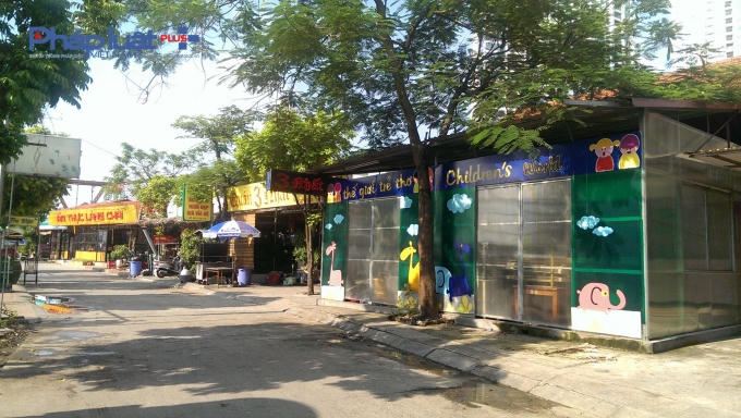 Tại phường Ngọc Lâm, quận Long Biên, Hà Nội có hàng chục hàng quán ngang nhiên tồn tại trên hành lang thoát lũ, đê điều.