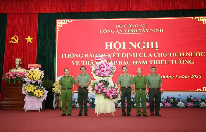 Các đại biểu chúc mừng Thiếu tướng Nguyễn Văn Trãi.