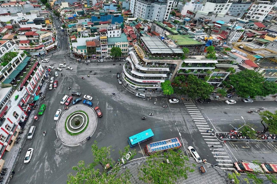 Không gian Quảng trường Đông Kinh Nghĩa Thục và tòa nhà “Hàm cá mập” nhìn từ trên cao. (Ảnh: VietNamNet)