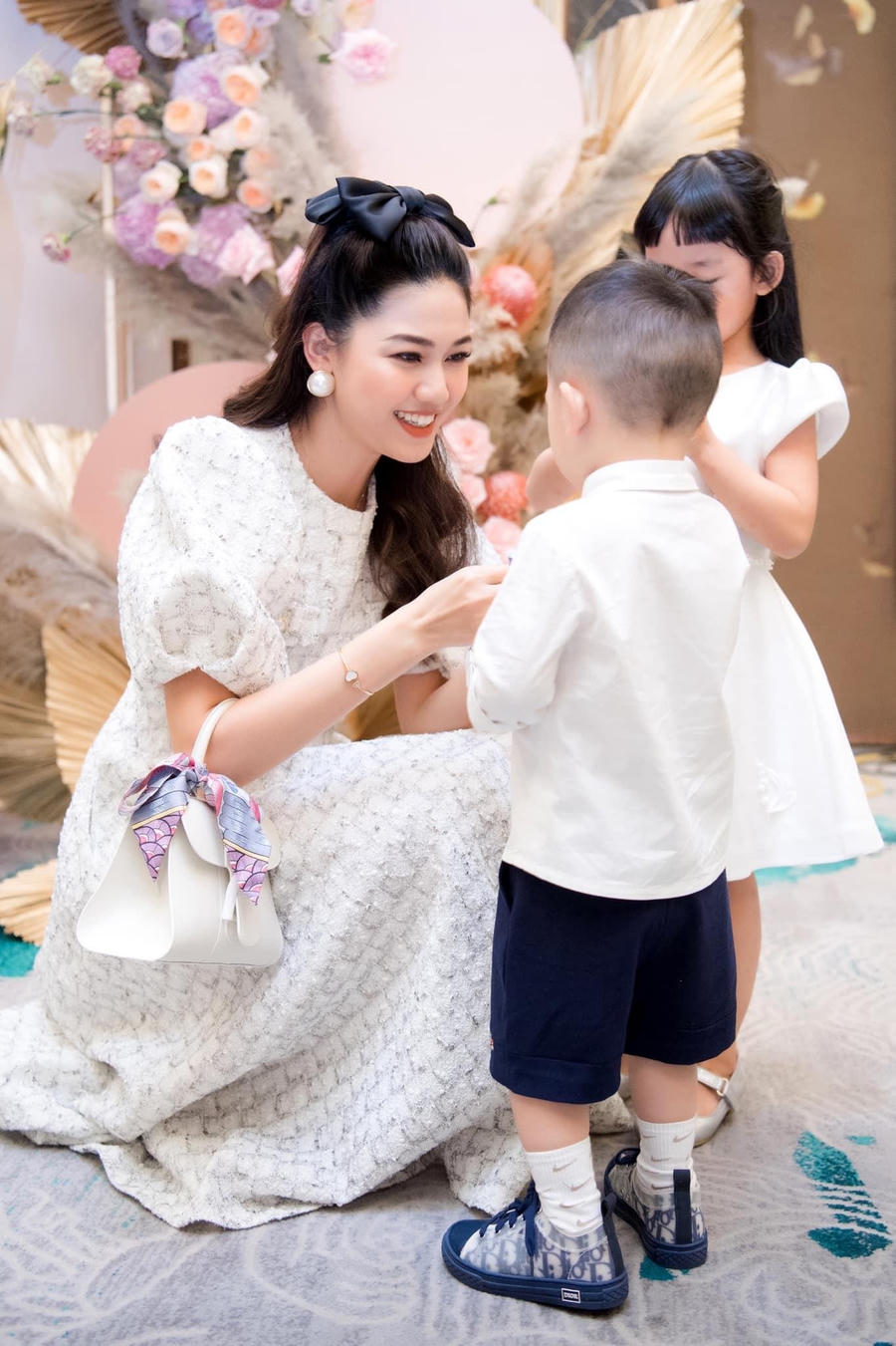 &Aacute; hậu Thanh T&uacute; được &ocirc;ng x&atilde; đại gia tổ chức tiệc sinh nhật tuổi 28 ho&agrave;nh tr&aacute;ng ảnh 4