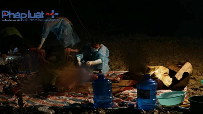 Cơ quan chức năng khám nghiệm 3 thi thể, 1 nam 2 nữ được phát hiện khi đang trong thời kỳ phân hủy (Ảnh: Tiến Vũ)
