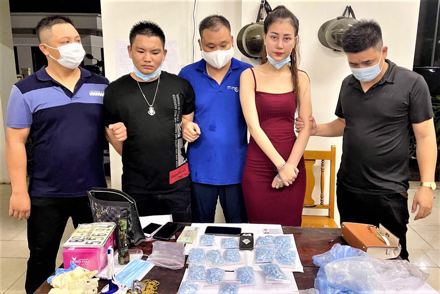 2 nghi phạm cùng tang vật tại cơ quan công an. Ảnh: Công an Bắc Giang.