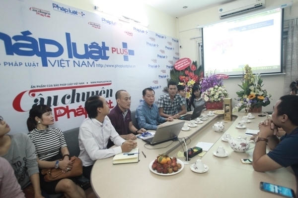 Tiến sĩ Đ&agrave;o Văn Hội, Tổng Bi&ecirc;n tập B&aacute;o Ph&aacute;p luật Việt Nam chỉ đạo họp giao ban v&agrave; nhấn n&uacute;t ho&agrave; mạng Chuy&ecirc;n trang điện tử Truyền th&ocirc;ng ph&aacute;p luật (PhapluatPlus.vn).