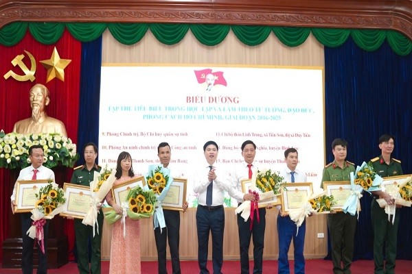 Nhiều tập thể, cá nhân được trao tặng Bằng khen.