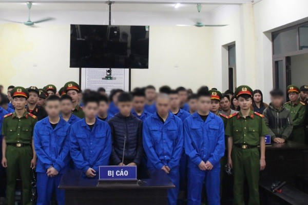 Các bị cáo tại phiên xét xử sơ thẩm vụ án hình sự về tội gây rối trật tự công cộng.