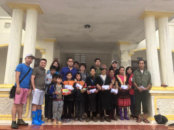 Nhóm thiện nguyện Trao tặng yêu thương thăm hỏi, tặng quà bà con xã Xà Dề Phìn
