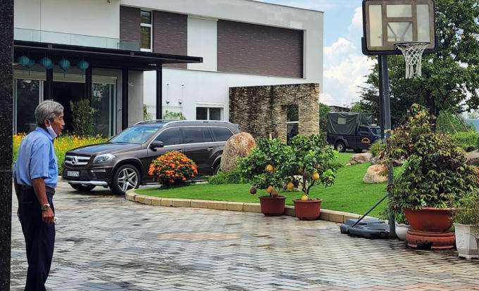 Công an khám xét biệt thự ông Đức trưa 21/6.